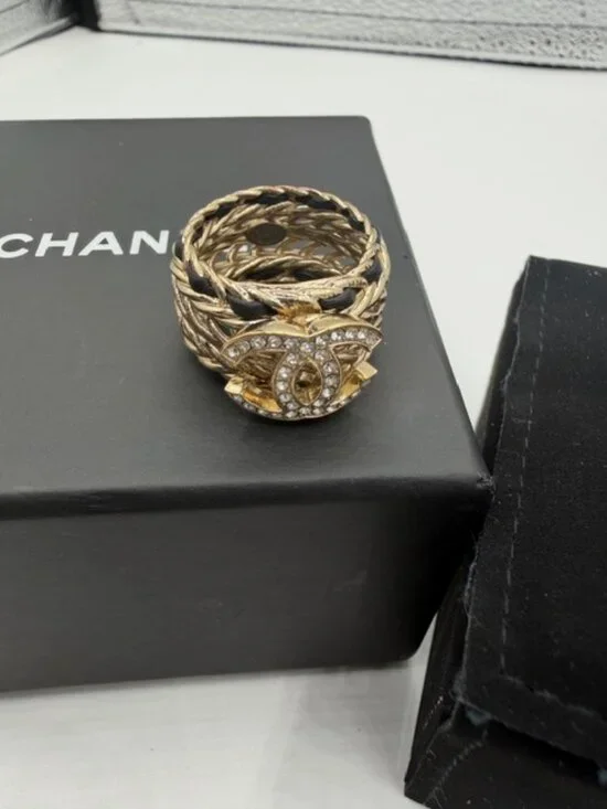 "STUNNING" RARE CHANEL RING. - Picture 6 of 6